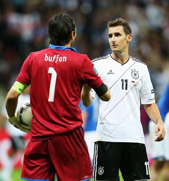 Cả Mario Gomez lẫn Miroslav Klose đều không thể khoan thủng lưới của “người nhện”.